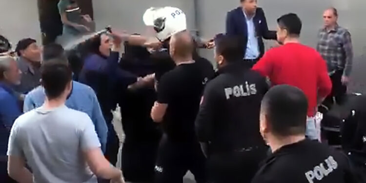 Mazbata kavgasına polisten biber gazlı müdahale