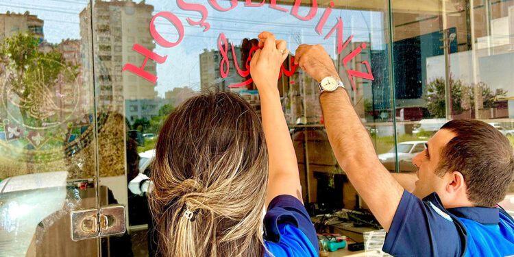 Mersin'de Türkçe olmayan tabelalar kaldırılıyor