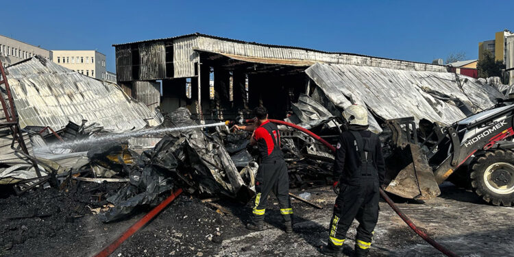 Mersin'de narenciye paketleme tesisinde yangın