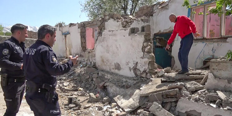 Metruk binada üzerine duvar yıkıldı, komşuları kurtardı