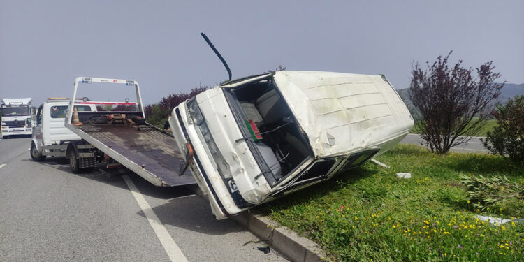Minibüs refüjdeki ağaçlara çarpıp takla attı: 2 yaralı