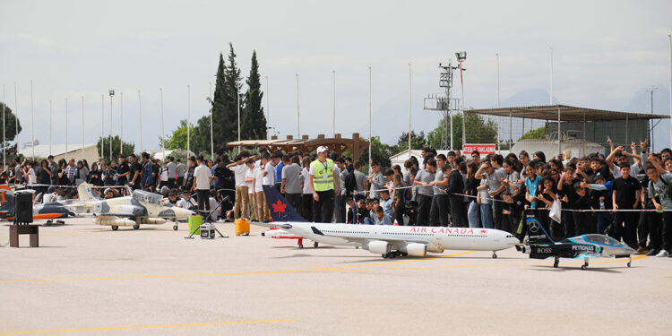 Model uçaklar, çocuklar için havalandı