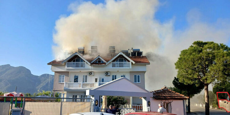 Muğla'da apart otelin çatı katında yangın