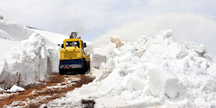 Nemrut Dağı'nda kar kalınlığı 6 metreyi aştı
