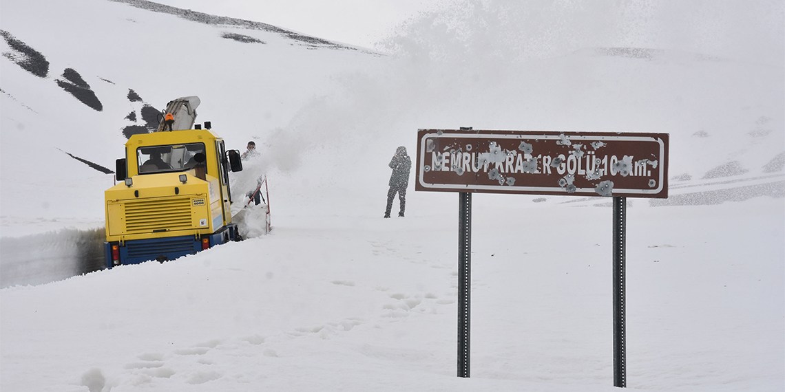 Bitlis'in Tatvan ilçesindeki 2 bin 134 rakımlı Nemrut Dağı'nda kar kalınlığının yer yer 6 metreyi aştığı, yol açma çalışmalarının 3 gün süreceği belirtildi.