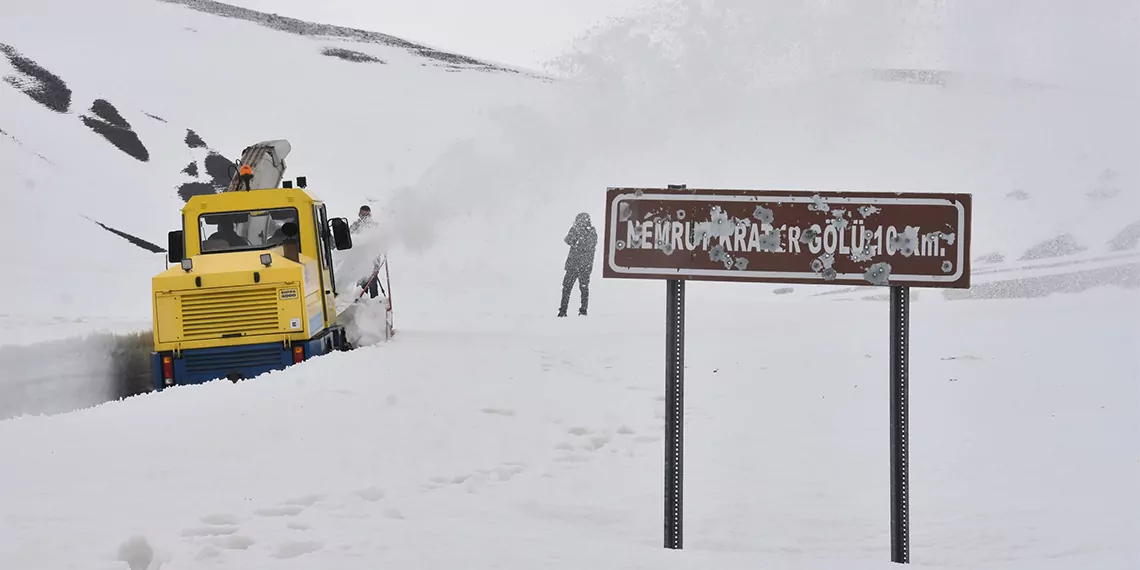 Bitlis'in tatvan ilçesindeki 2 bin 134 rakımlı nemrut dağı'nda kar kalınlığının yer yer 6 metreyi aştığı, yol açma çalışmalarının 3 gün süreceği belirtildi.