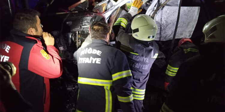 Kamyon ile çekicinin kafa kafaya çarpıştığı kazada sürücüler öldü