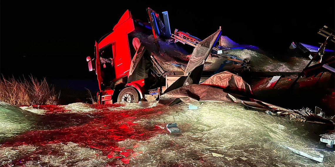 Kamyon ile çekicinin kafa kafaya çarpıştığı kazada sürücüler öldü