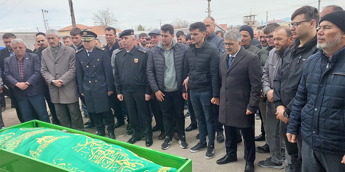 Niğde'de patates deposu inşasındaki göçükte ölen işçi Murat Aydoğan (34) gözyaşları arasında toprağa verildi.