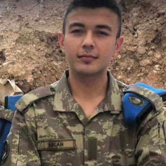 Milli Savunma Bakanlığı (MSB), Pençe Kilit bölgesinde teröristler tarafından açılan taciz ateşi sonucu yaralanıp, hastaneye kaldırılan Piyade Uzman Çavuş Hikmet Aslan’ın şehit olduğunu duyurdu.