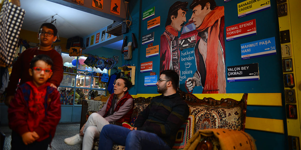 Bursa'da, nostalji tutkunu Bayram Özdoğan’ın (38), 2 yıl önce açtığı nostalji kafe, ziyaretçileri çocukluklarına götürüyor.