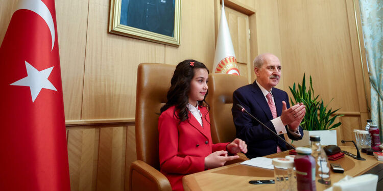 Numan Kurtulmuş makam koltuğunu Aysima'ya devretti