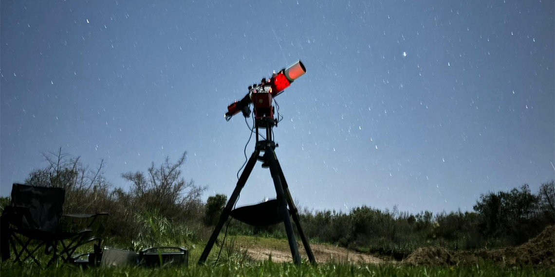 ODTÜ Fizik Bölümü son sınıf öğrencisi Batuhan Dereli (31), Balıkesir’in Bandırma ilçesine kurduğu teleskobuyla, yörüngesini 71 yılda bir tamamlayan, Everest Dağı'ndan daha büyük, ‘12P/Pons-Brooks’ adlı Şeytan Kuyruklu Yıldızı görüntüleyerek fotoğrafladı.