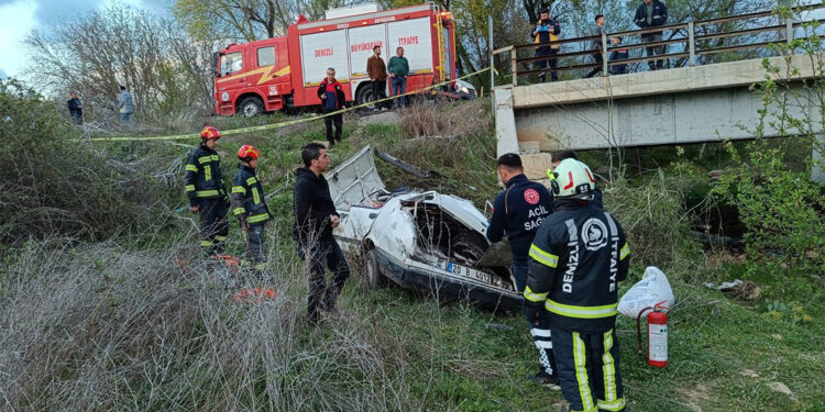 Otomobil ile motosikletin çarpıştığı kazada 3 kişi öldü