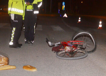 Otomobilin çarpıp kaçtığı bisiklet sürücüsü öldü; ekmekleri yere saçıldı
