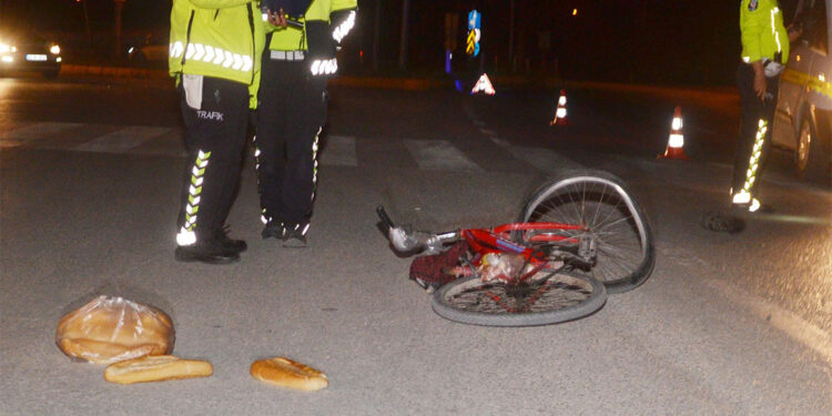Otomobilin çarpıp kaçtığı bisiklet sürücüsü öldü; ekmekleri yere saçıldı