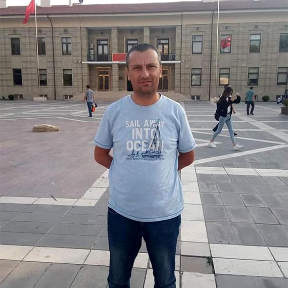 Isparta'da askeri personelin kullandığı otomobil, radar uygulamasında görevli trafik polisi Yonuz Turan'a (51), ardından ekip aracına çarptı. Kazada Yonuz Turan şehit olurken, otomobildeki 4 kişi yaralandı.