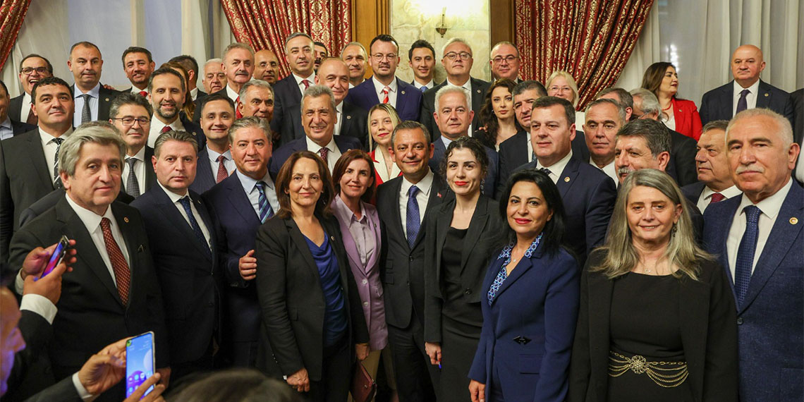 Cumhuriyet Halk Partisi Genel Başkanı Özgür Özel, anayasa değişikliği tartışmalarına ilişkin, “Ben Sayın Erdoğan'ı dinlemeden müzakerelere kapıları kapatmam. Kırmızı çizgiden ziyade bir başlangıç hattının olması lazım” dedi.