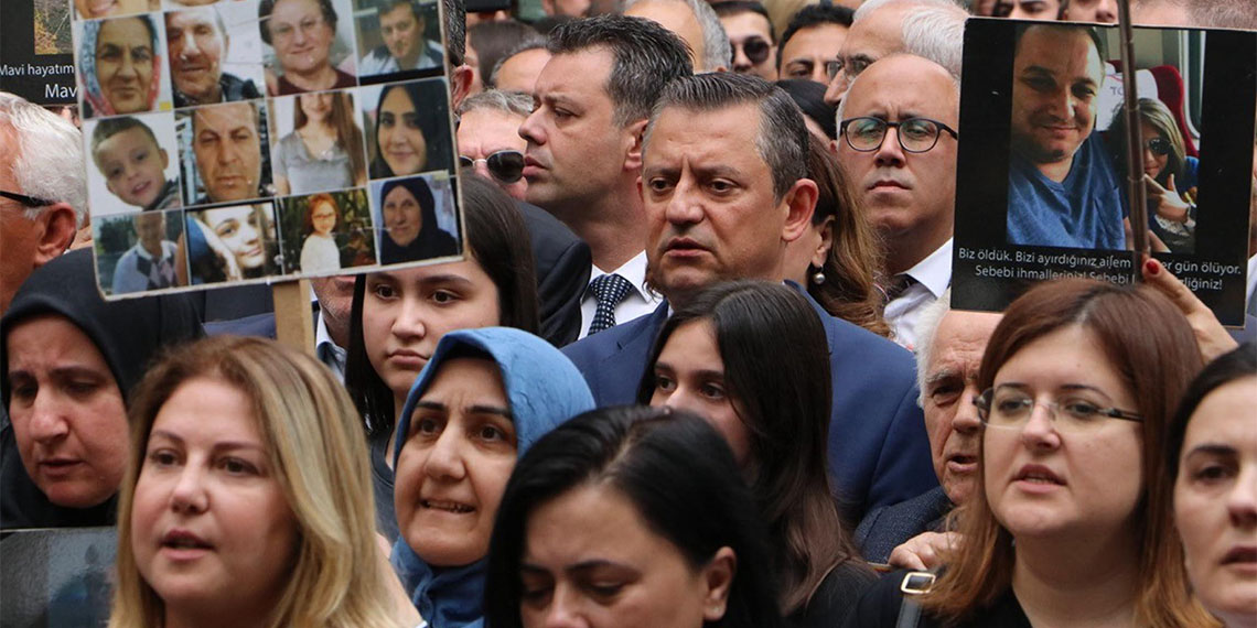CHP Genel Başkanı Özgür Özel, "Ölenleri suçlu, suçluları masum gösteren bir karara kimse yeltenmesin. Bu iş burada bitmez. Bu tip kararları alanları, tren kazasında ölmüş 3 yaşında, 5 yaşındaki yavruların hakkına girenlerin peşini bırakmam; namussuzluktur" dedi.
