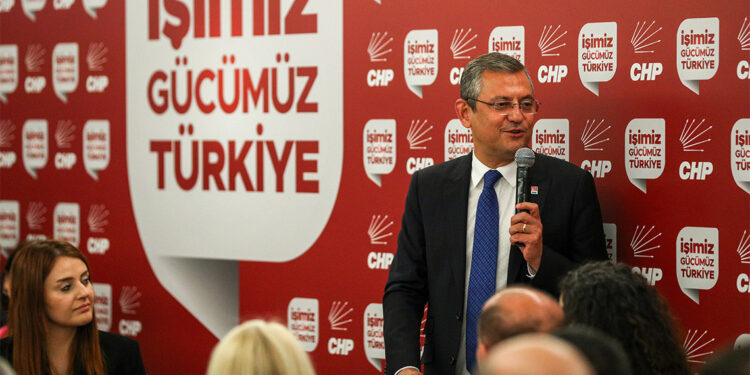 Özgür Özel çalışma arkadaşları ile iftarda bir araya geldi