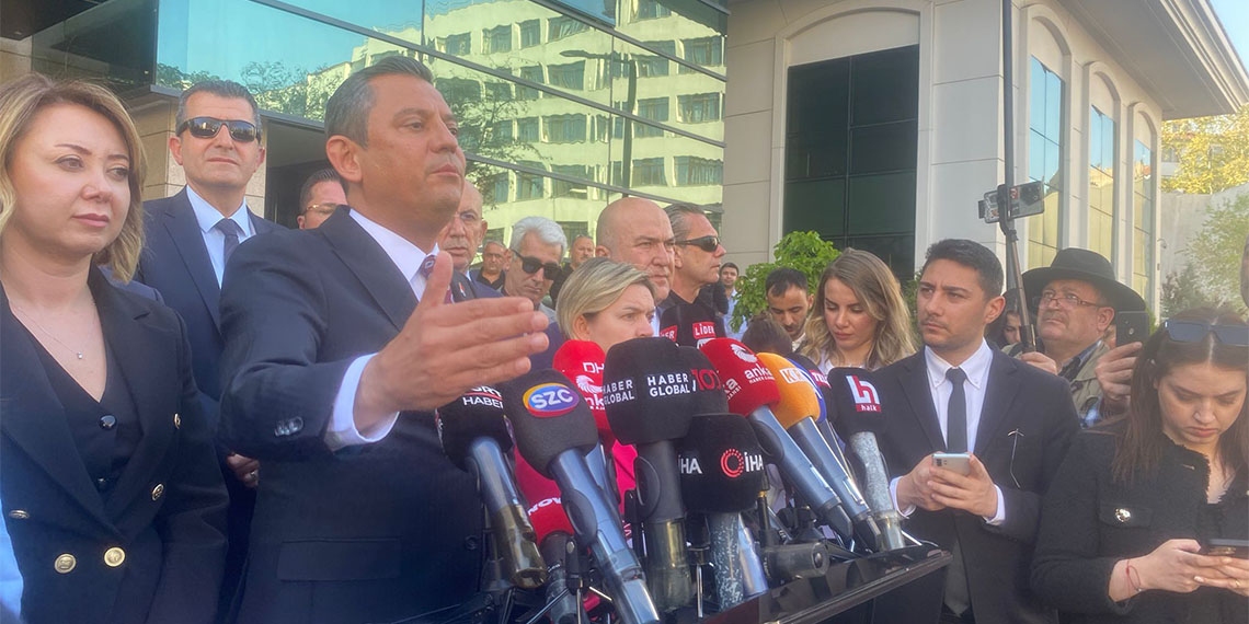 CHP Genel Başkanı Özgür Özel, Hatay Büyükşehir Belediye Başkanlığı seçimlerine ilişkin olarak Yüksek Seçim Kurulu'na (YSK) 'tam kanunsuzluk hali' nedeniyle başvuruda bulundu.