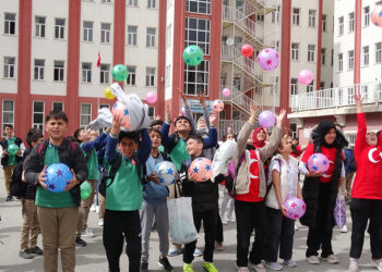 Öğretmenler, 200 öğrenciye top hediye etti