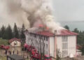 Okulun çatısında yangın