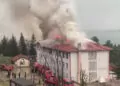 Okulun çatısında yangın