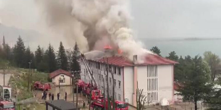 Okulun çatısında yangın