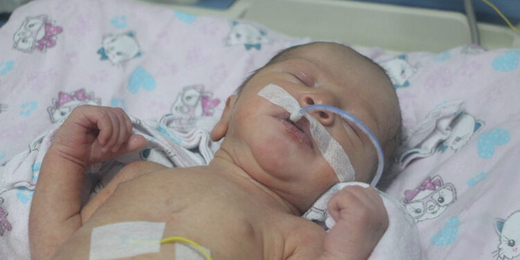 Ölen annesinin karnından sezeryanla alınan bebekten iyi haber
