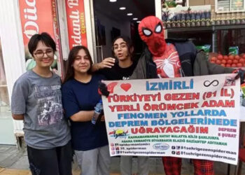 Örümcek adam deprem çocuklarına moral verdi