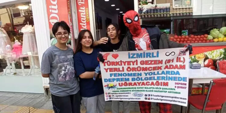 Örümcek adam deprem çocuklarına moral verdi