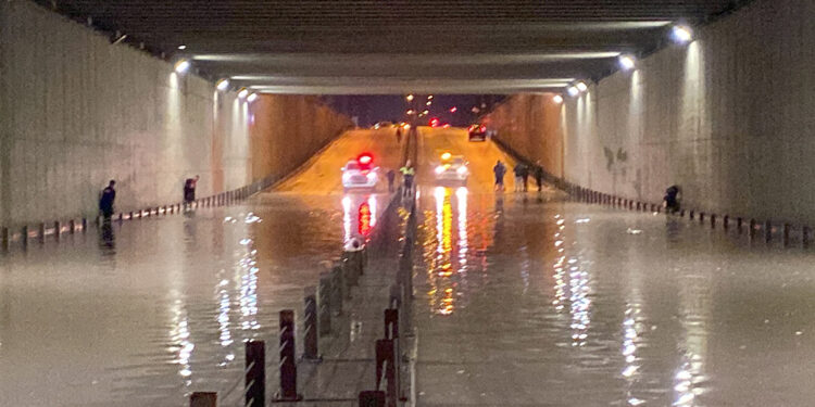 Osmaniye'de sağanak; ev ve işyerlerini su bastı
