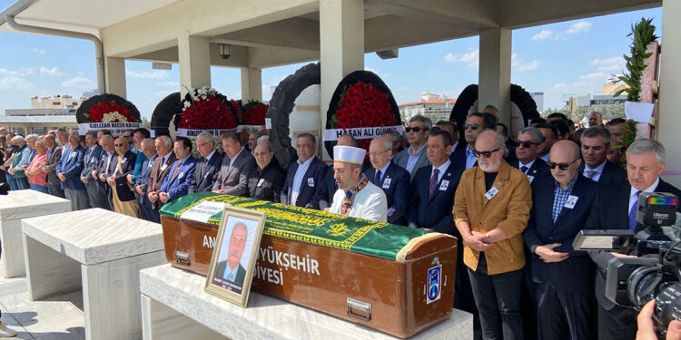 Özgür Özel, CHP'li Levent Bayraktar'ın cenazesine katıldı