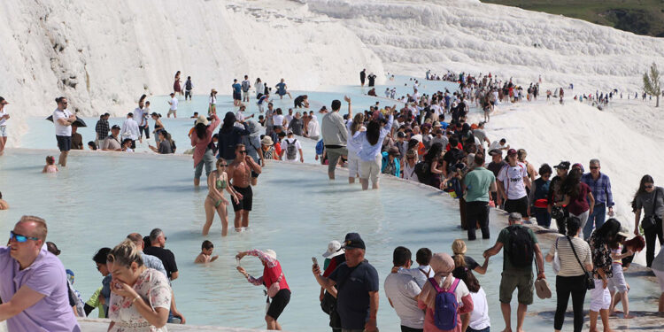 Pamukkale bir günlük ziyaretçi sayısıyla rekor kırdı