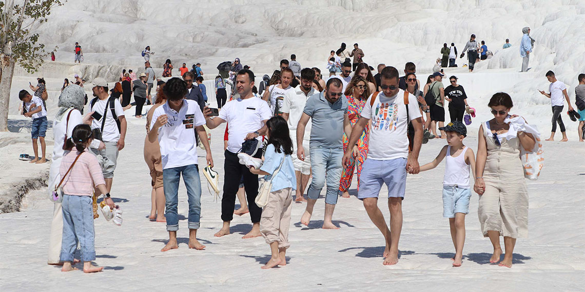 Denizli'deki UNESCO Dünya Miras Listesi'nde yer alan 'beyaz cennet' Pamukkale bir günlük ziyaretçi sayısıyla tüm zamanların rekorunu kırdı.