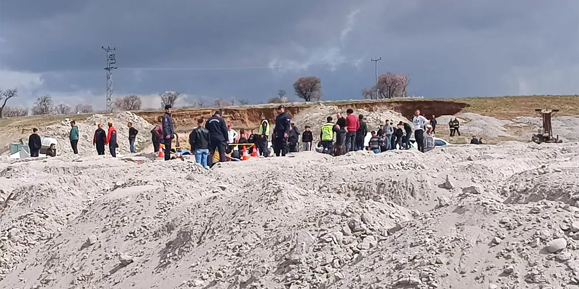 Niğde'de patates deposu inşa etmek için kazı yaparken göçük altında kalan 2 işçi hayatını kaybetti, 3'ü ağır, 4 kişi yaralandı.