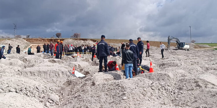 Patates deposu için kazı yapan işçiler göçük altında kaldı