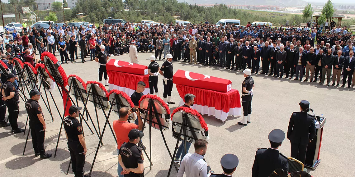 Adıyaman altınşehir şehit ahmet yıldırım polis merkezi'nde polisin şehit ettiği 2 komiser için adıyaman'da tören düzenlendi.