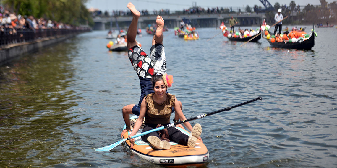 Adana’da 12’ncisi düzenlenen Uluslararası Adana Portakal Çiçeği Karnavalı'nda su korteji yapıldı. Turuncu-yeşil renklerdeki kurdele ve çiçeklerle süslenen onlarca kano, gondol ve tekne, Seyhan Nehri’ne indirildi.