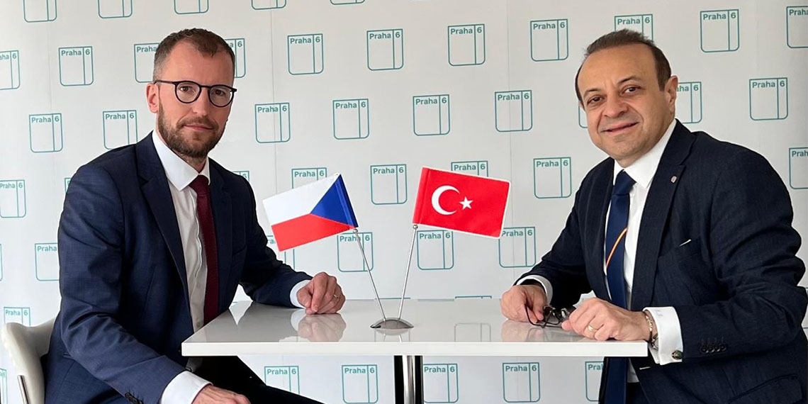 Çekya’nın başkenti Prag’da Çek Türk İş Birliği Parkı’nın temeli 6 Haziran’da atılıyor. Prag’daki birçok sefarete ev sahipliği yapan Prag 6 Belediyesi kararı, “Prestijli Petrin bölgesinde Çek-Türk İşbirliği Parkı inşa ediliyor” başlığı ile duyurdu. Parkta Mustafa Kemal Atatürk'ün tarihe geçmiş sözlerine de yer verilecek.