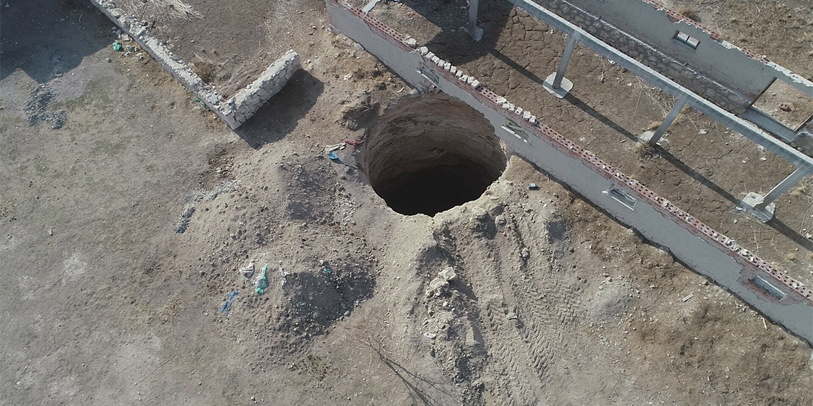 Konya Teknik Üniversitesi'nden Prof. Dr. Fetullah Arık, Konya ile özdeşleşen obrukların 16 farklı il için de risk oluşturduğunu, bu şehirlerde de Konya'daki gibi obruk risk haritasının planlandığını belirtti.