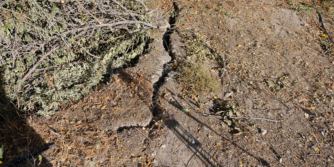 Konya Havzası'ndaki yer altı sularının çekilip toprağın göçmesiyle oluşan obrukların yanı sıra ovada yüzey yarıkları da görüldü.