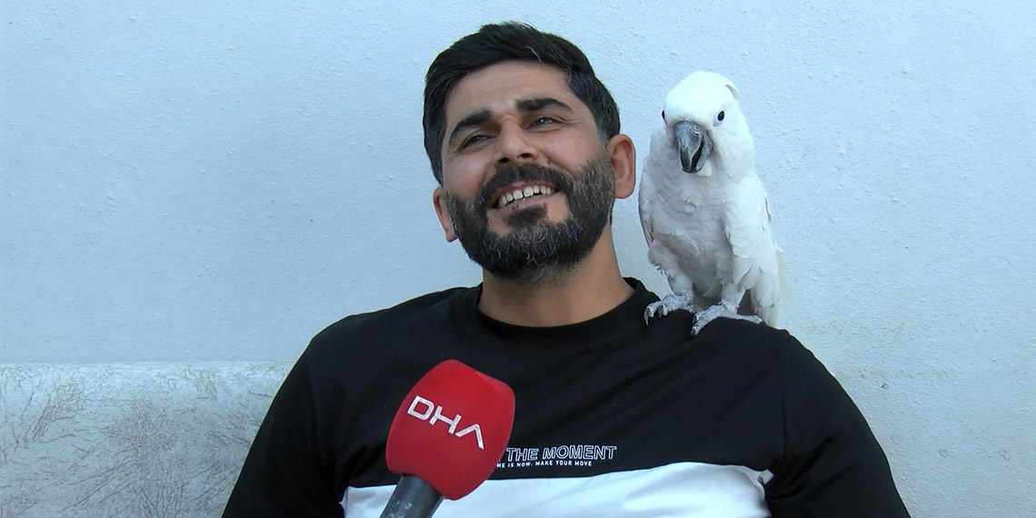 Papağan Osman, ilahi duyunca kendinden geçiyor