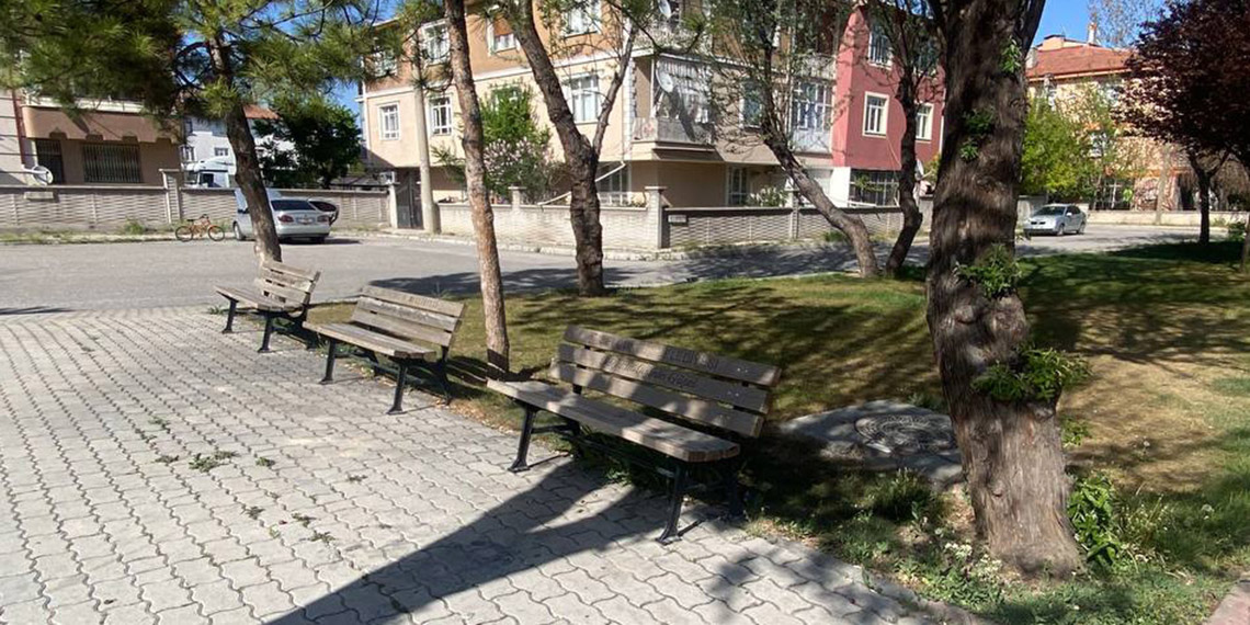 Parkta oturan genç sevgililere makasla saldırdı