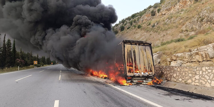 Pleksi yüklü TIR, alev alev yandı