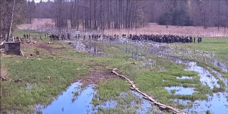 Polonya sınırını geçmeye çalışan 220 göçmen engellendi