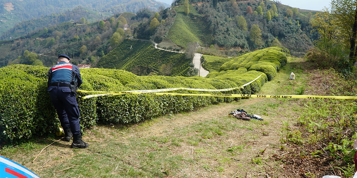 Rize'nin Çayeli ilçesinde çay bahçesinde erkek cesedi bulundu. Baş kısmı kopmuş, yanında tüfek ile tabancanın bulunduğu ceset, kimlik tespiti ve ölüm nedeninin belirlenmesi için otopsi yapılmak üzere Adli Tıp Kurumu'na gönderildi.
