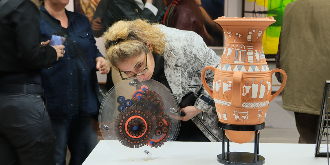 Ankara’da Dünya Hitit Günleri nedeniyle gerçekleştirilen sergide yer alan Rus ressam Tatiana Kirillova, “Hitit kültürü bana ilham veriyor. Eski Hititlerin dünyaya, doğaya ve hayata bakış açısı çok değişik” dedi.