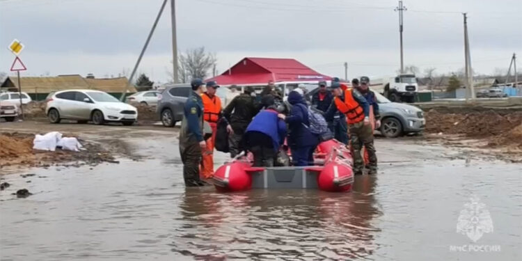 Sel felaketi devam ediyor; Ural Nehri'nin suları yükseldi